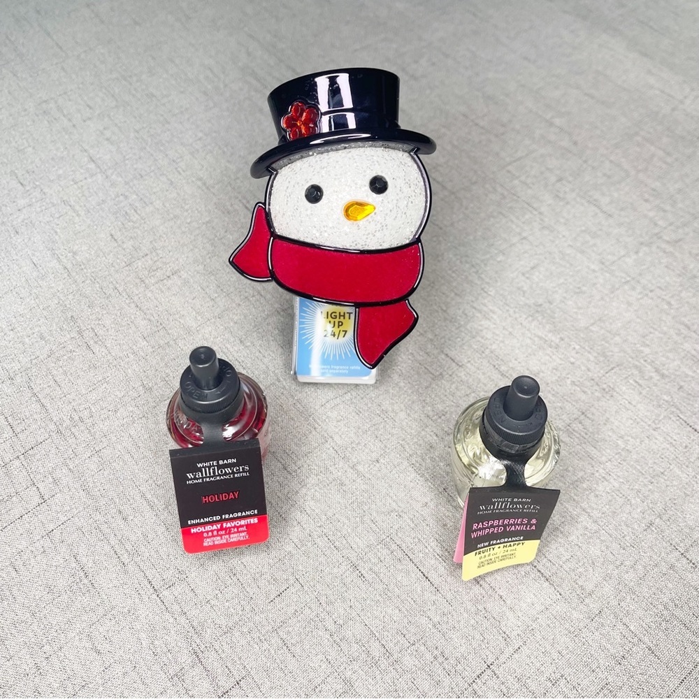 Bath & Body Works Snowman Light Up Plug in Wallflower Night Light & 2 Refills